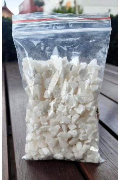 Добриво сульфат алюмінію для квітів і кущів.